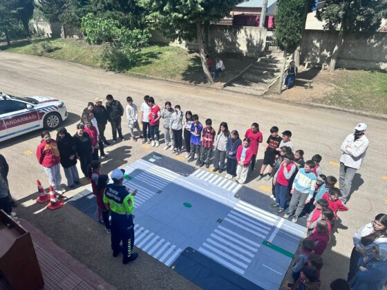 Karacabey’de çocuklara güvenli trafik eğitimi verildi