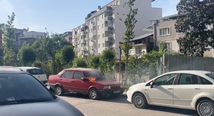 Bursa’da park halindeki otomobil alev aldı