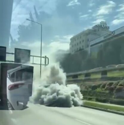 Bursa’da arıza yapan araç trafiği dumana kattı