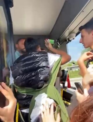 Bursa’da lise öğrencisi otobüs şoförünün üzerine yürüdü