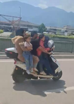 Motosiklete 5 kişi bindiler!