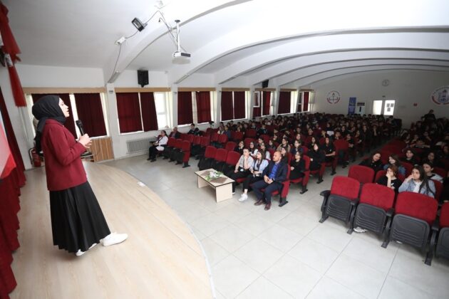 İnegöl’de öğrencilere “Sosyal Medya ve Dijital Güvenlik” semineri