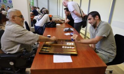 Bursa’da tavla turnuvasında zarlar eşitlik için atıldı
