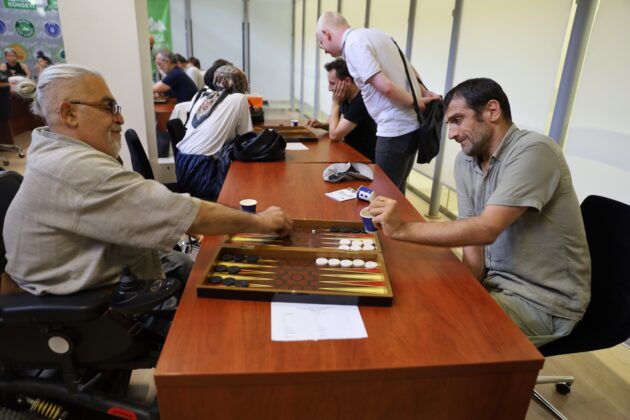 Bursa’da tavla turnuvasında zarlar eşitlik için atıldı