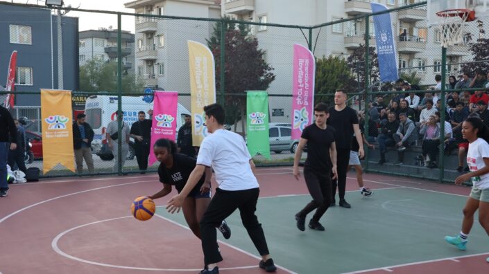 Bursa Uluslararası Spor Festivali’nde ‘Sokak Basketbolu Turnuvası’ düzenlendi