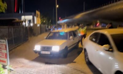 Alkollü sürücü polisi görünce kaldırımdan kaçmaya çalıştı