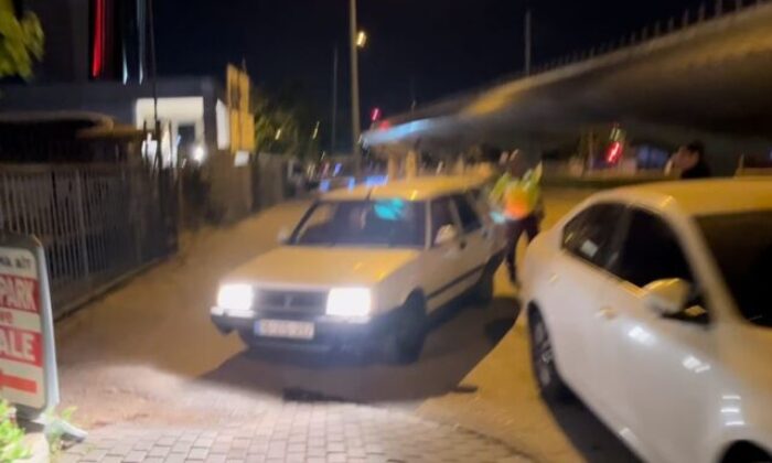 Alkollü sürücü polisi görünce kaldırımdan kaçmaya çalıştı