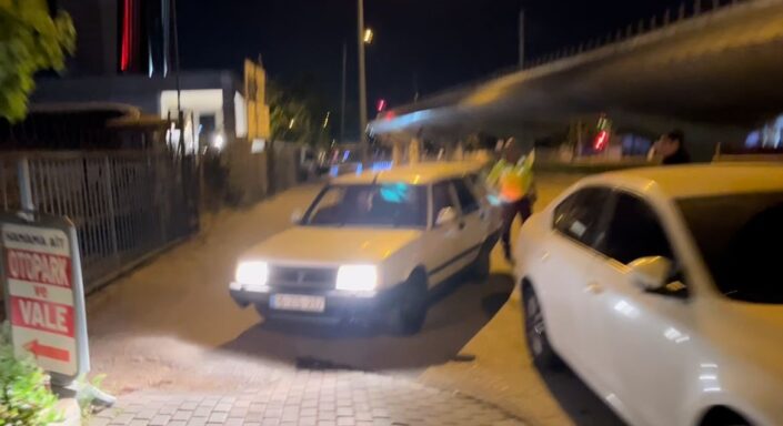 Alkollü sürücü polisi görünce kaldırımdan kaçmaya çalıştı