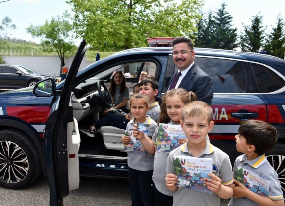 Mudanya Kaymakamı Terzi, Hasköylü miniklere trafik bilinci eğitim kiti dağıttı