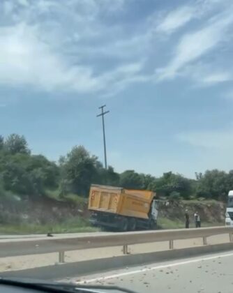 Bursa’da kontrolden çıkan kamyon bariyerleri aşarak refüje daldı