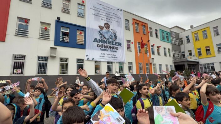 Bursa’da bin 100 öğrenciden anneleri duygulandıran sürpriz