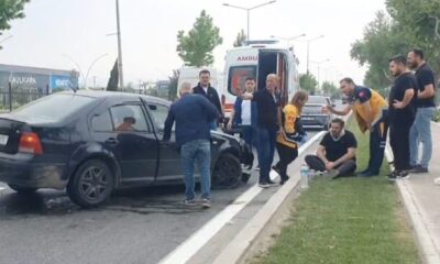 Bursa’da kontrolden çıkan otomobil bariyerlere çarptı