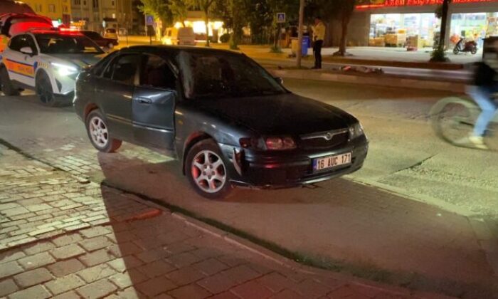 Bursa’da kontrolden çıkan otomobil aydınlatma direğine çarptı