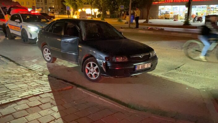 Bursa’da kontrolden çıkan otomobil aydınlatma direğine çarptı