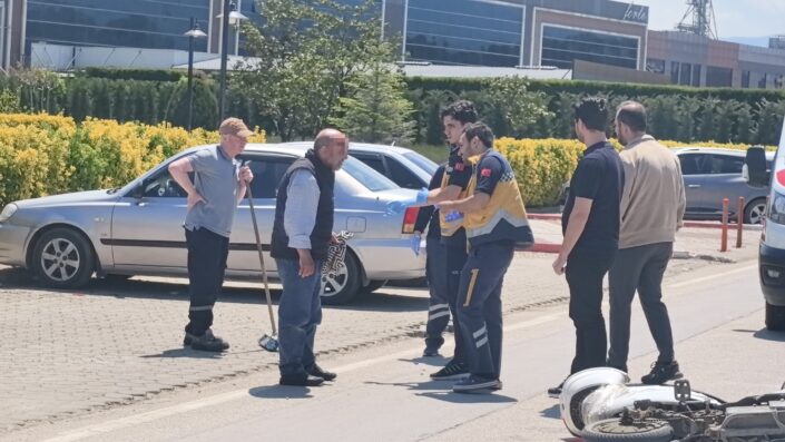 Parçalanan bisikletini bırakmamak için direndi