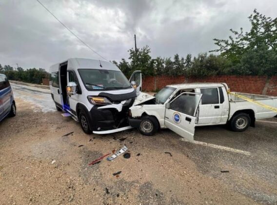 Bursa’da iki araç kafa kafaya çarpıştı