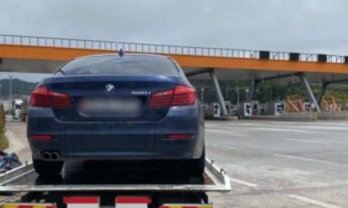 Çakarlı otomobil trafikten men edildi