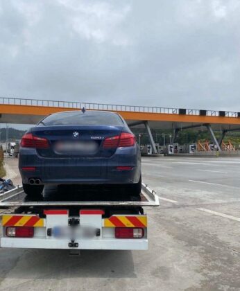 Çakarlı otomobil trafikten men edildi