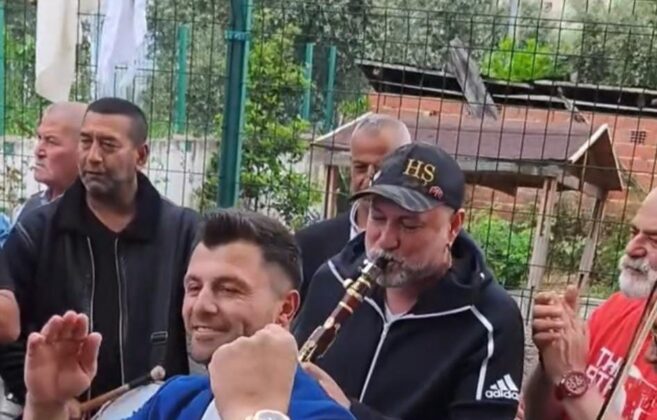 Hüsnü Şenlendirici İznik’te arkadaşının düğününde çaldı