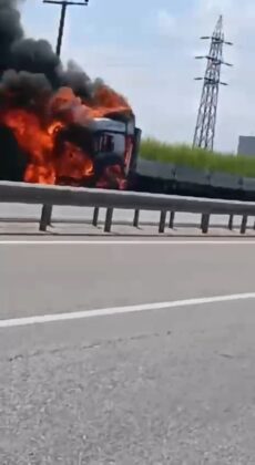 Tır alev alev yandı