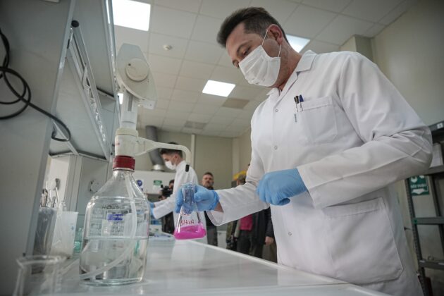 Askerlerin yedikleri içtikleri bu laboratuvardan geçiyor