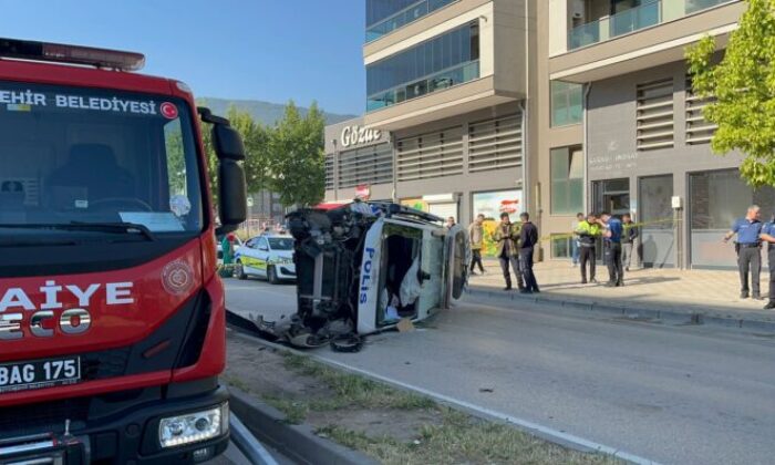 Bursa’da ihbardan dönen polis aracı takla attı!