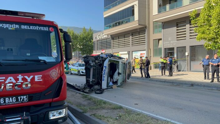 Bursa’da ihbardan dönen polis aracı takla attı!