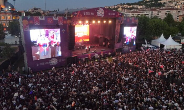 Bursa’da gençler “Mor ve Ötesi” ile coştu