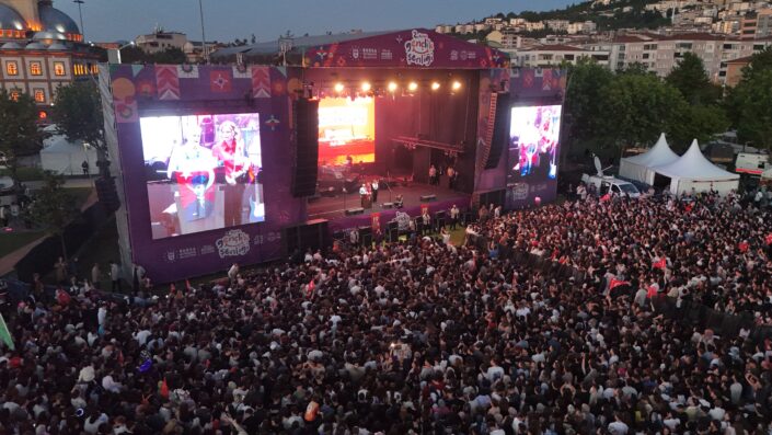 Bursa’da gençler “Mor ve Ötesi” ile coştu