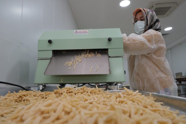 Çiftçi yetiştiriyor, kadınlar üretiyor