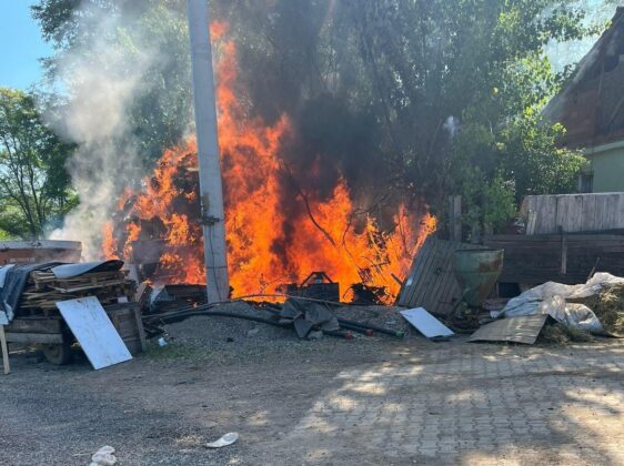 Saman balyaları alev aldı