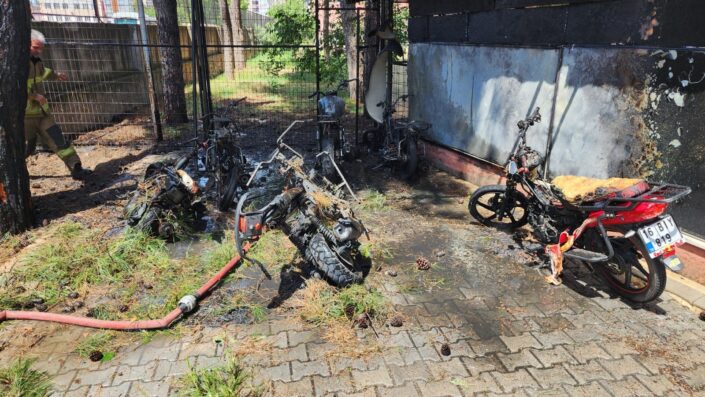 Bursa’da öğrencilerin motosikletleri alev alev yandı