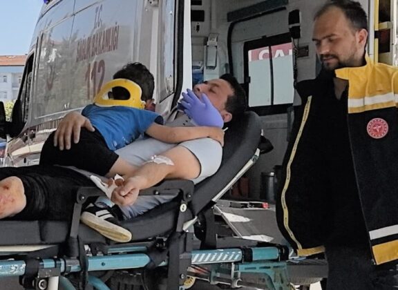 Bursa’da kazada yaralanan çocuğu eldivenden balonla oyaladılar