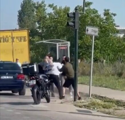 Trafik durdu yumruklar havada uçuştu