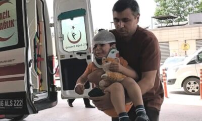 Yaralı çocuk, oyuncağını elinden düşürmedi