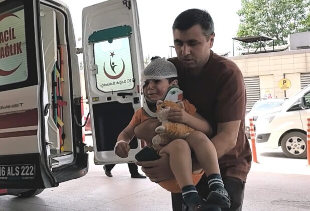 Yaralı çocuk, oyuncağını elinden düşürmedi