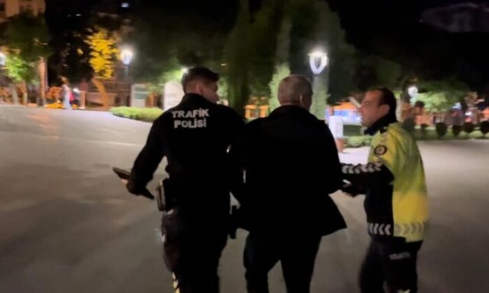 Aracını yol ortasına bırakıp yaya olarak kaçmaya çalıştı