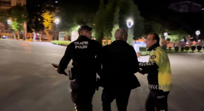 Aracını yol ortasına bırakıp yaya olarak kaçmaya çalıştı