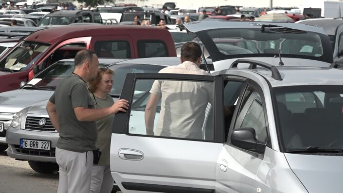 Bursa’da ikinci el oto pazarında bayram havası