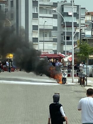 Park halindeki motosiklet alev alev yandı