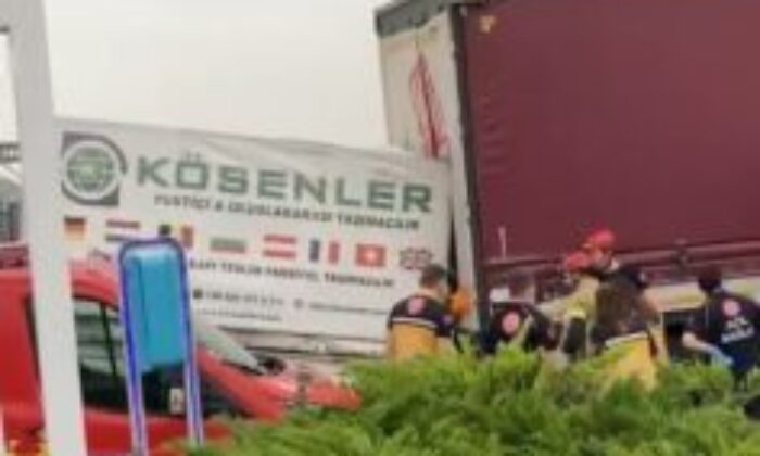 Bursa’da TIR’a çarpan kamyonet sürücüsü kabinde sıkıştı!