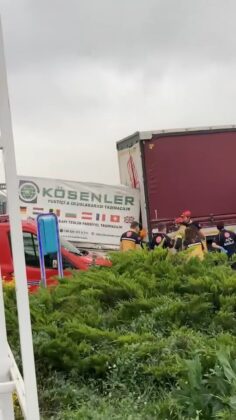 Bursa’da TIR’a çarpan kamyonet sürücüsü kabinde sıkıştı!