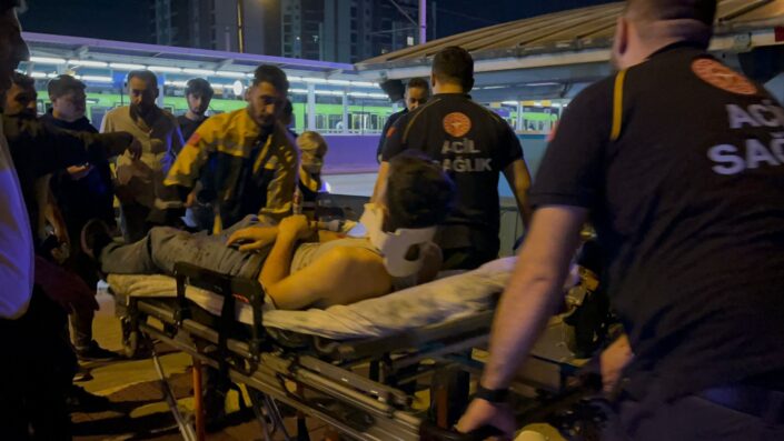 Bıçaklı kavgada 3 kişi yaralandı