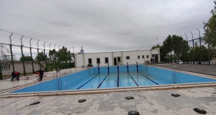 Karacabey Belediyesi yüzme havuzu yaza hazırlanıyor