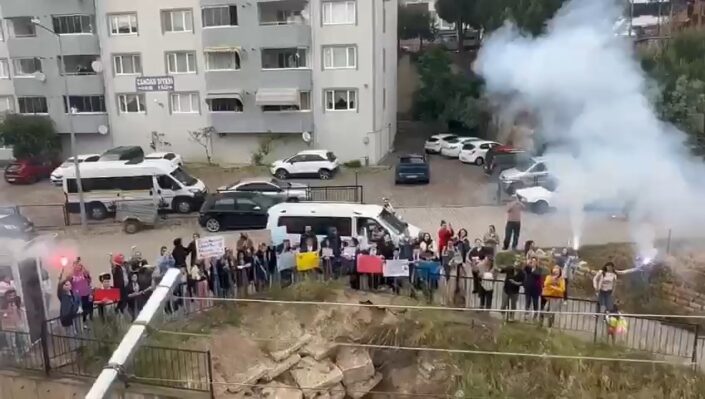 Bursa’da öğrencilerden öğretmenlerine duygu dolu ziyaret