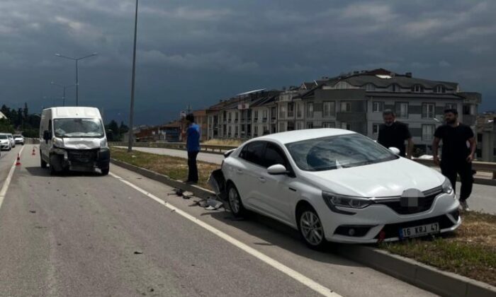 Bursa’da minibüs ile otomobil çarpıştı: 1 kişi yaralandı