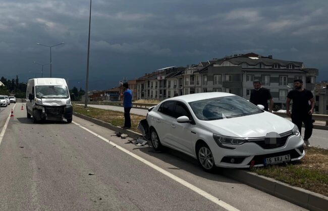Bursa’da minibüs ile otomobil çarpıştı: 1 kişi yaralandı