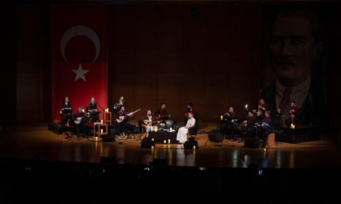 Bursa’da ‘Âşık Mahzuni Şerif’i Anma’ ve ‘Aşk Masalı’ konserine tam not