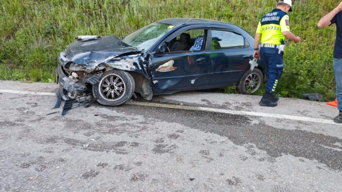 Bursa’da iki otomobil kafa kafaya çarpıştı