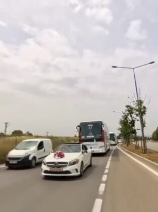 Bursa’da düğün konvoyunda tehlikeli anlar